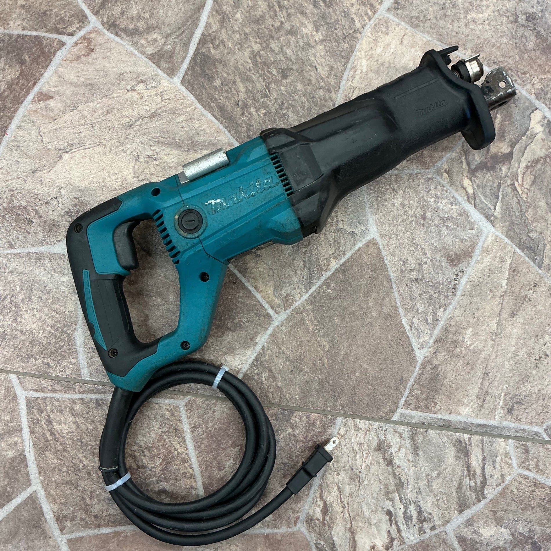 【中古・訳アリ・低価格出品】 マキタ makita レシプロソー JR3051T 本体のみ 動作品 一部部品欠損あり 【越谷店】