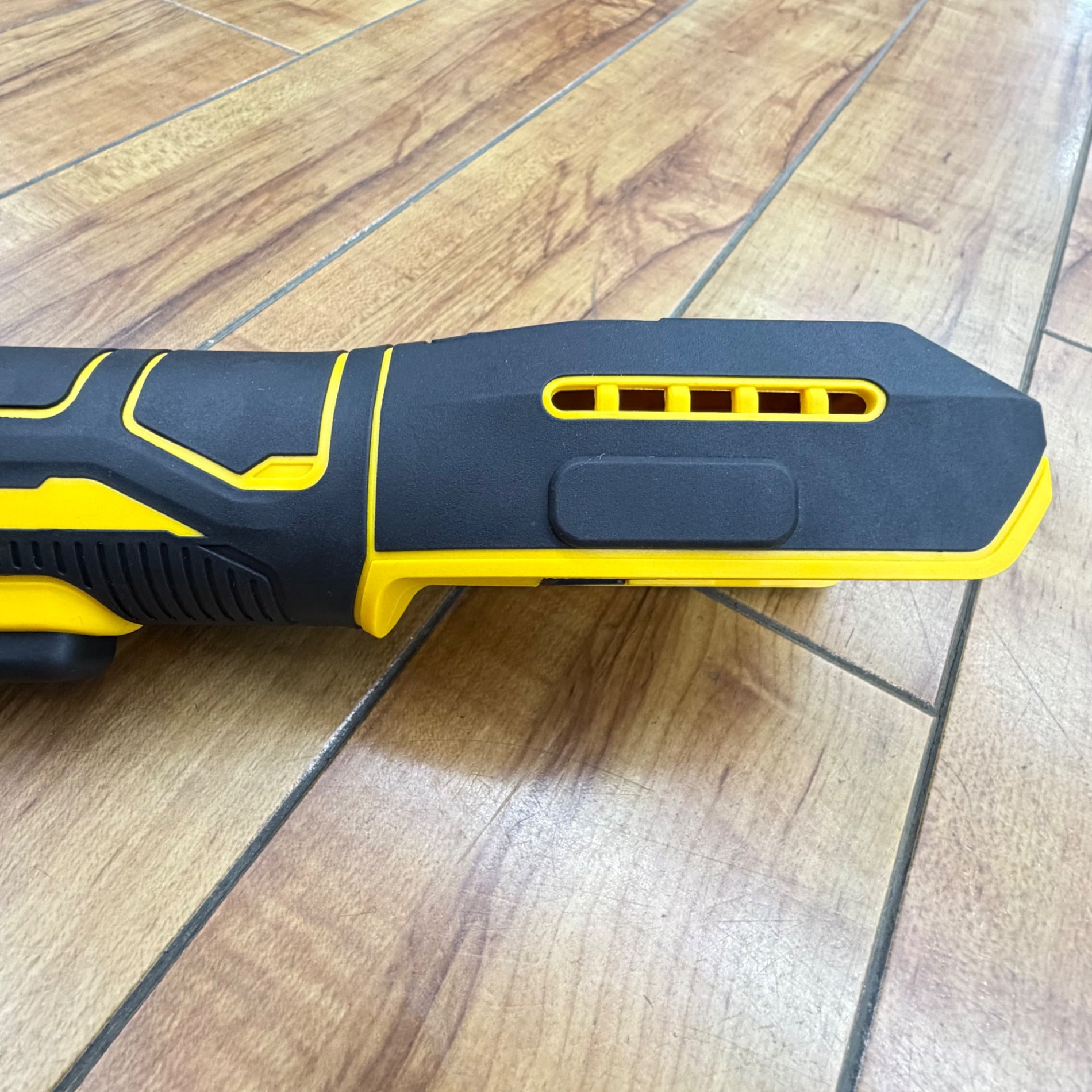 極美品 18V 1/2インチ(12.7sq) コードレスラチェットレンチ DCF512B 【リライズ蓮田店】