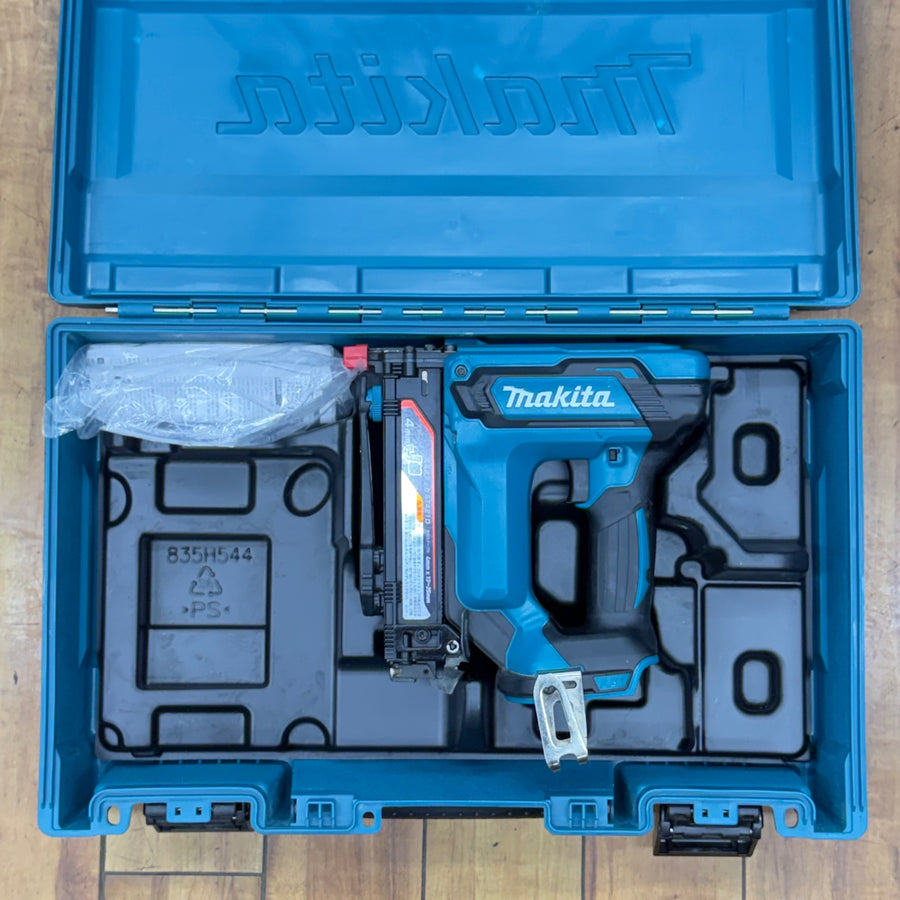 動作良好 幅4mm 18V コードレスタッカ ST421DZK ケース ゴーグル付属【リライズ蓮田店】