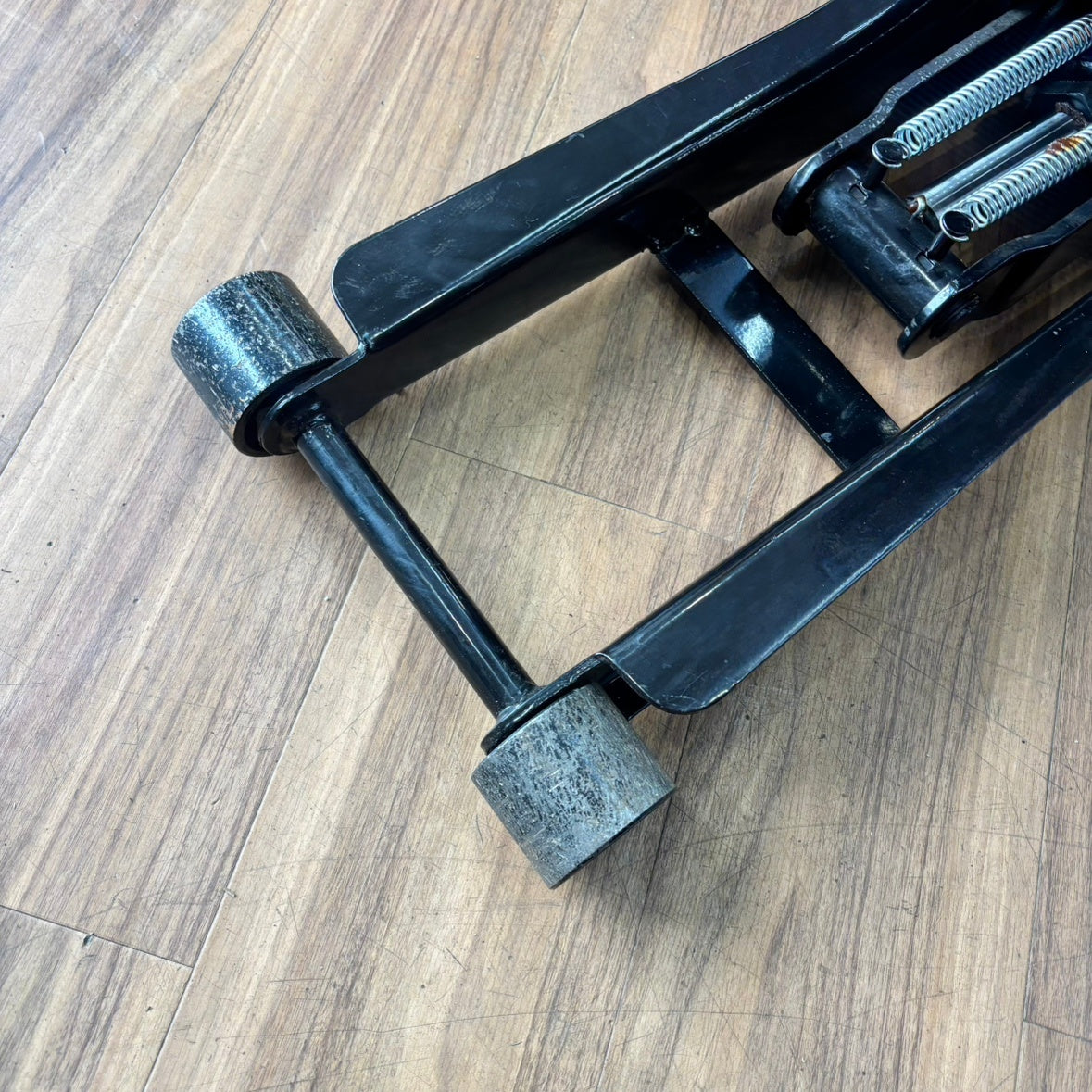アストロプロダクツ 2TON 超低床ガレージジャッキ GJ143 | タイヤ交換 【船橋馬込店】