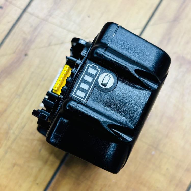 【コンパクト便】純正品  リチウムイオンバッテリー 18V/3.0Ah BL1830B 【リライズ蓮田店】