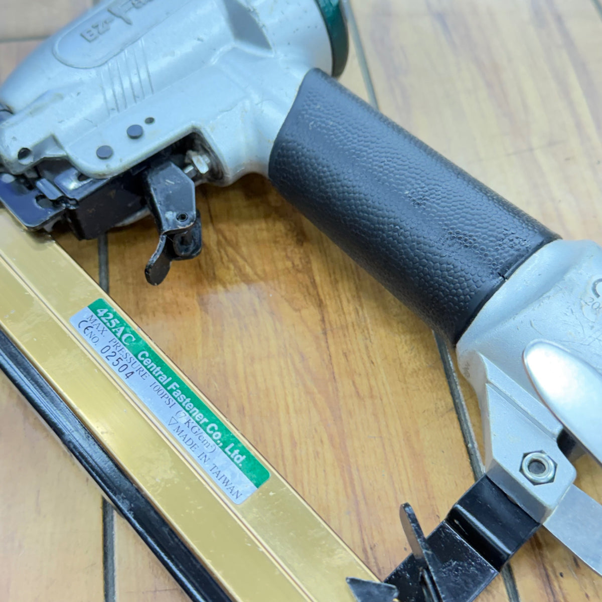 エア漏れなく打ち込み動作良好 常圧4mm エアタッカー 425AC 【リライズ蓮田店】