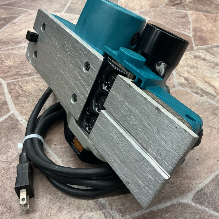 【中古・動作良好です！】 makita マキタ 100V 82mm電気カンナ KP0800ASP 替刃式 【越谷店】