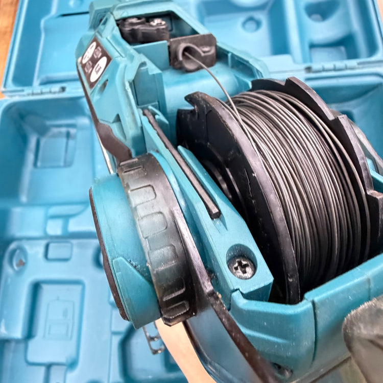 美品 14.4V/18V コードレス鉄筋結束機 リバータイア TR180DRGX 美品のバッテリー2個付属(BL1860B)【リライズ蓮田店】