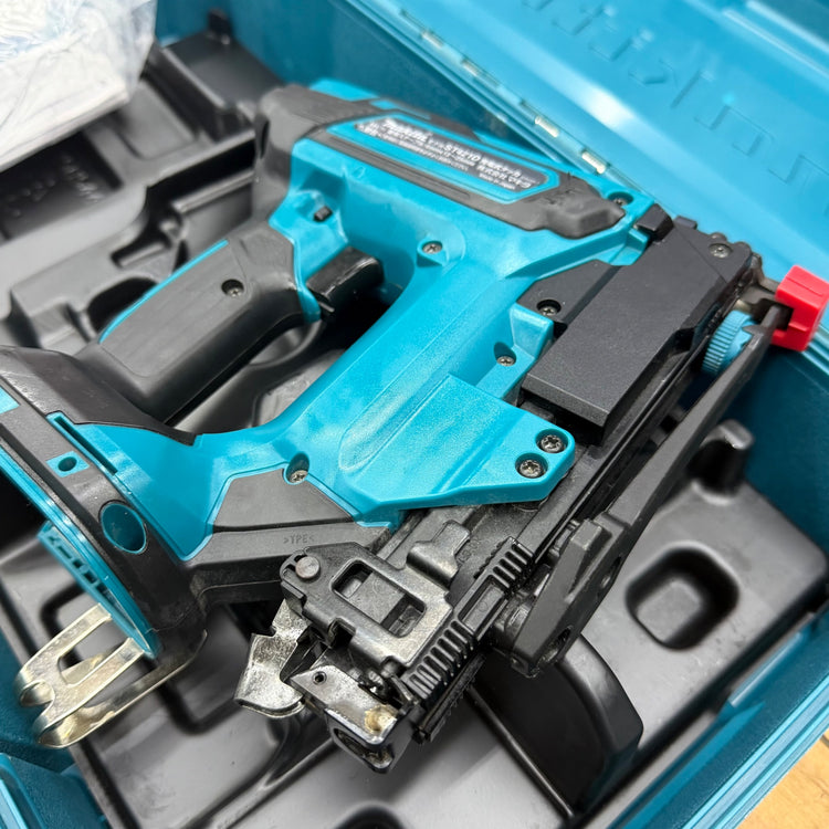 動作良好 幅4mm 18V コードレスタッカ ST421DZK ケース ゴーグル付属【リライズ蓮田店】