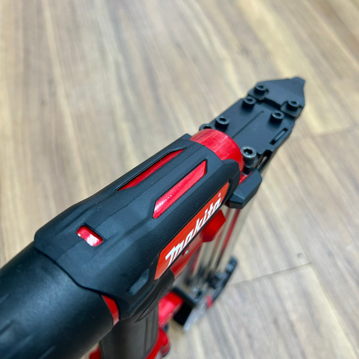 極美品 マキタ (makita) 高圧 フィニッシュネイラ AF552H 高圧仕上釘打 赤 【船橋馬込店】