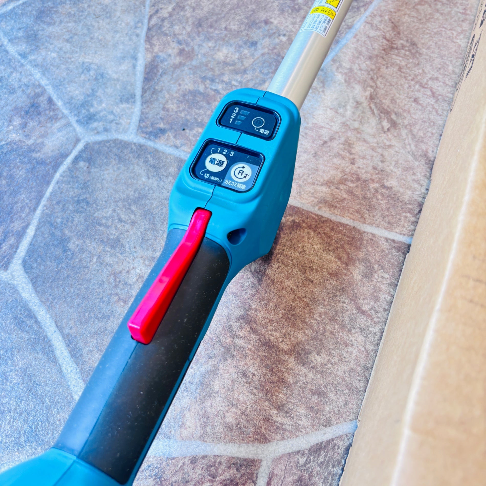 マキタ ポールヘッジトリマ 充電式18V 全長2m・刈込幅600mm バッテリ充電器別売 MUN600LDZ 【越谷店】
