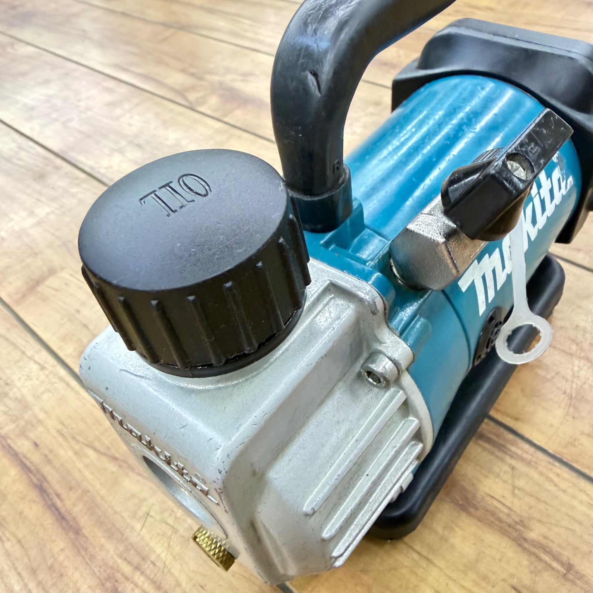 動作良好 18V 充電式真空ポンプ VP180DZ 【リライズ蓮田店】