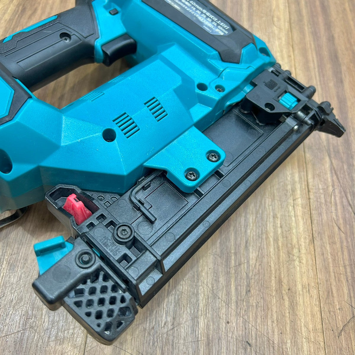 美品 マキタ(makita) 40V コードレスフィニッシュネイラ FN001GZ 本体のみ 【船橋馬込店】
