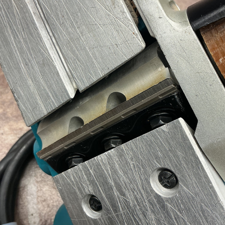 【中古・動作良好です！】 makita マキタ 100V 82mm電気カンナ KP0800ASP 替刃式 【越谷店】