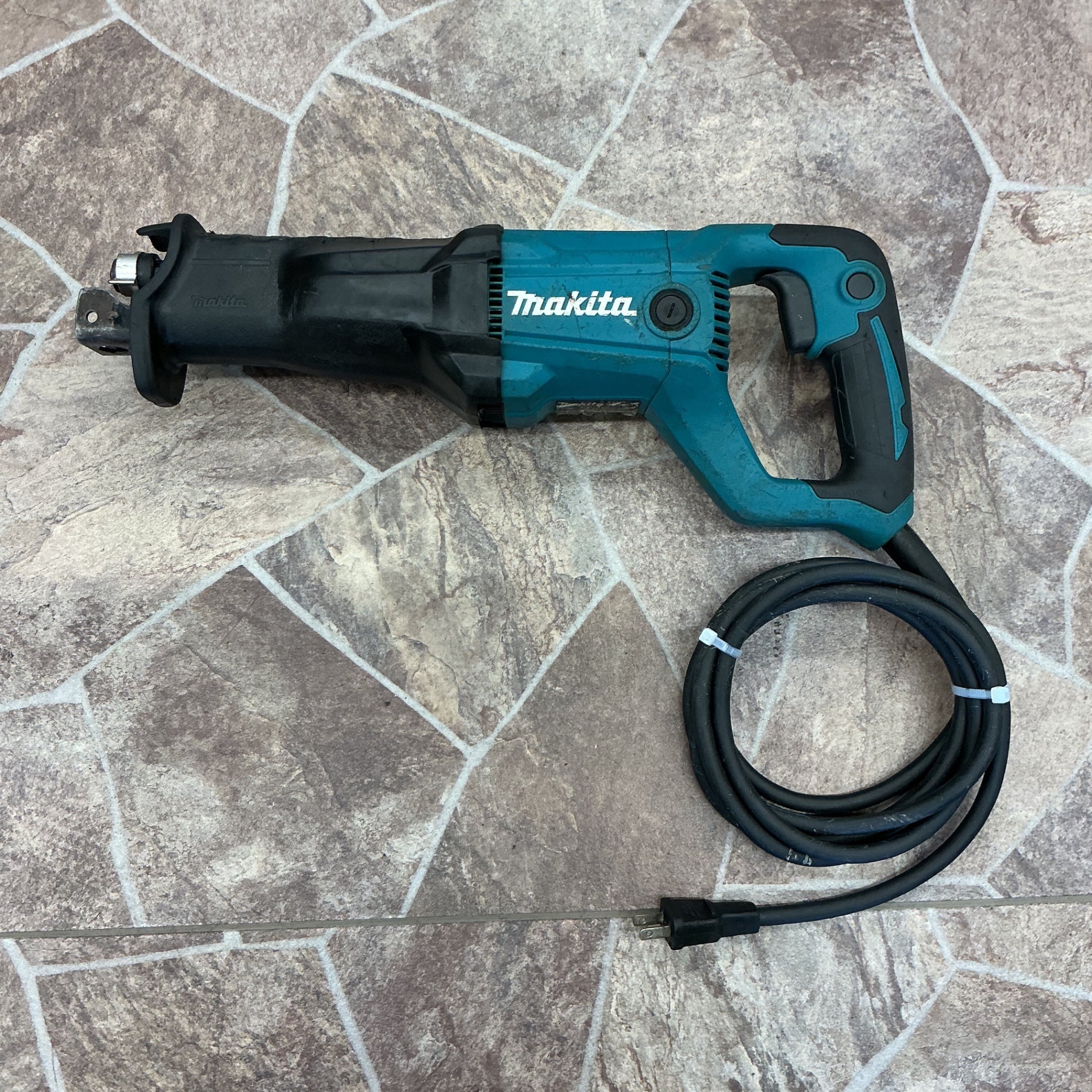 【中古・訳アリ・低価格出品】 マキタ makita レシプロソー JR3051T 本体のみ 動作品 一部部品欠損あり 【越谷店】