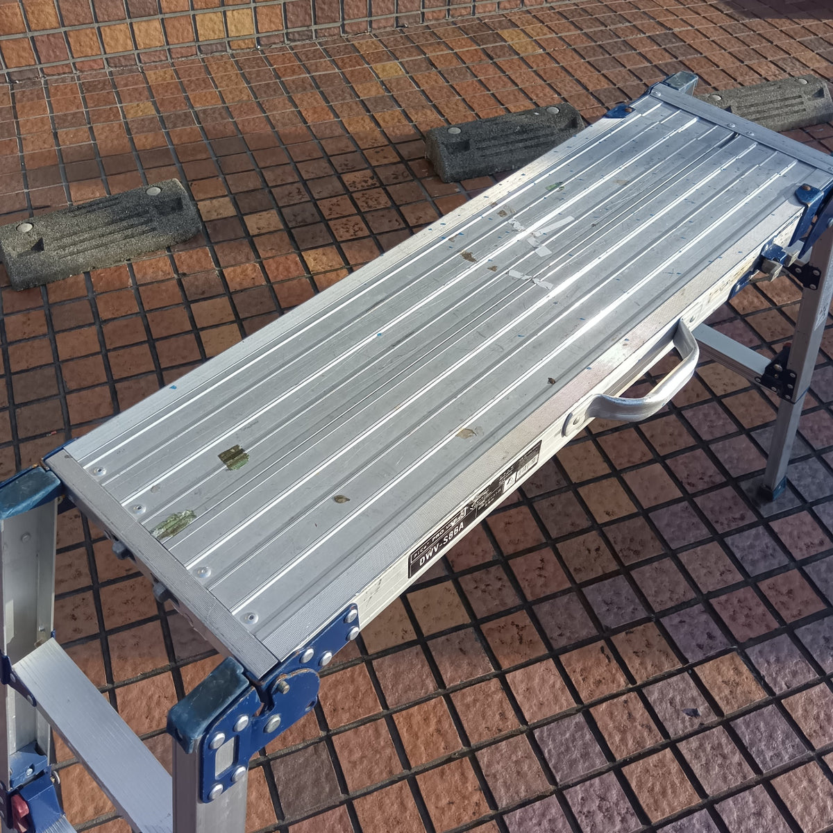 【店頭引取限定・発送不可】 四脚アジャスト式足場台 DWV-S86A 【市川行徳店】