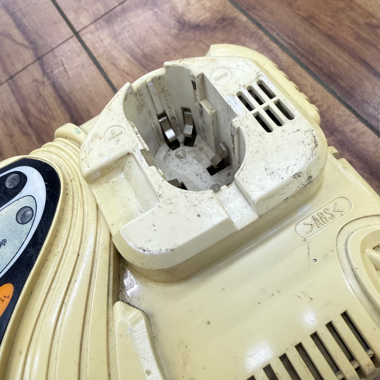 7.2V～18V対応 急速充電器 差込み式電池対応 冷却機能付 UC18YL 【リライズ蓮田店】