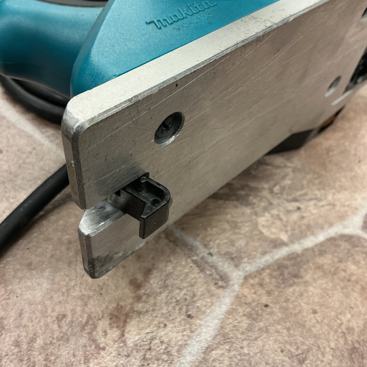 【中古・動作良好です！】 makita マキタ 100V 82mm電気カンナ KP0800ASP 替刃式 【越谷店】