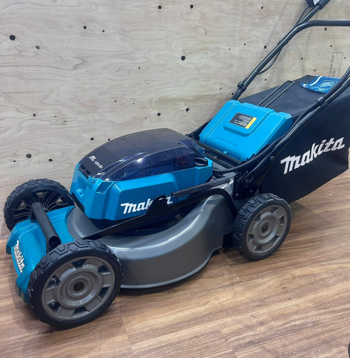 ◆【店頭引き取り限定商品】 マキタ(makita) 充電式芝刈機 MLM462DZ 【船橋馬込店】