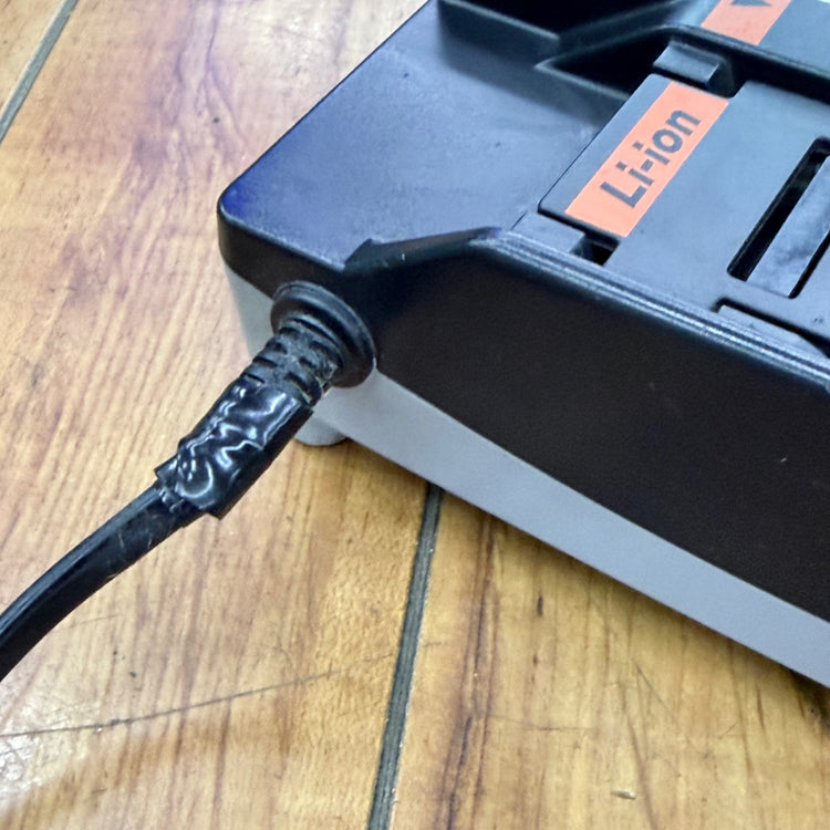 【コンパクト便】動作確認済み 7.2V-28.8V 急速充電器 EZ0L80 【リライズ蓮田店】