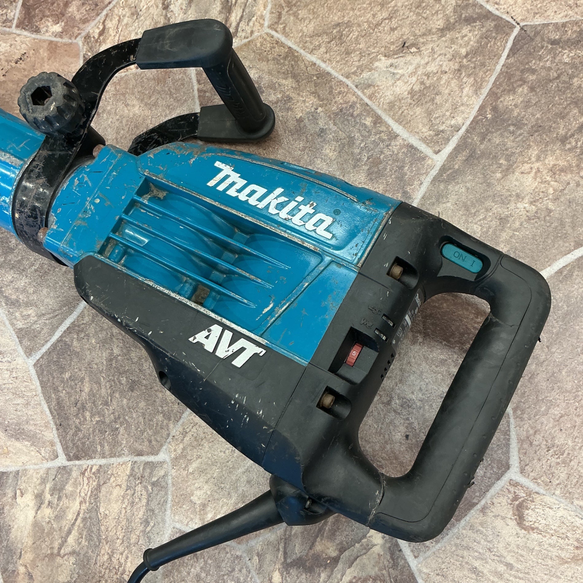 【中古・動作品】 マキタ makita 電動ハンマ HM1317C コンクリートハンマー ブレーカー ※ハンドル難あり 【越谷店】