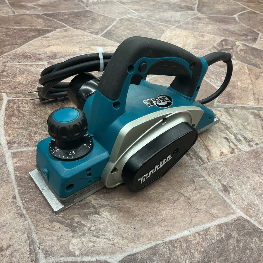【中古・動作良好です！】 makita マキタ 100V 82mm電気カンナ KP0800ASP 替刃式 【越谷店】
