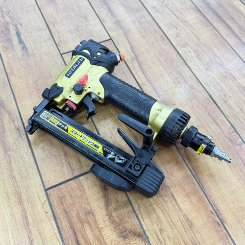 打ち込み動作良好 4mm 高圧エアタッカ N2504HMB 【リライズ蓮田店】