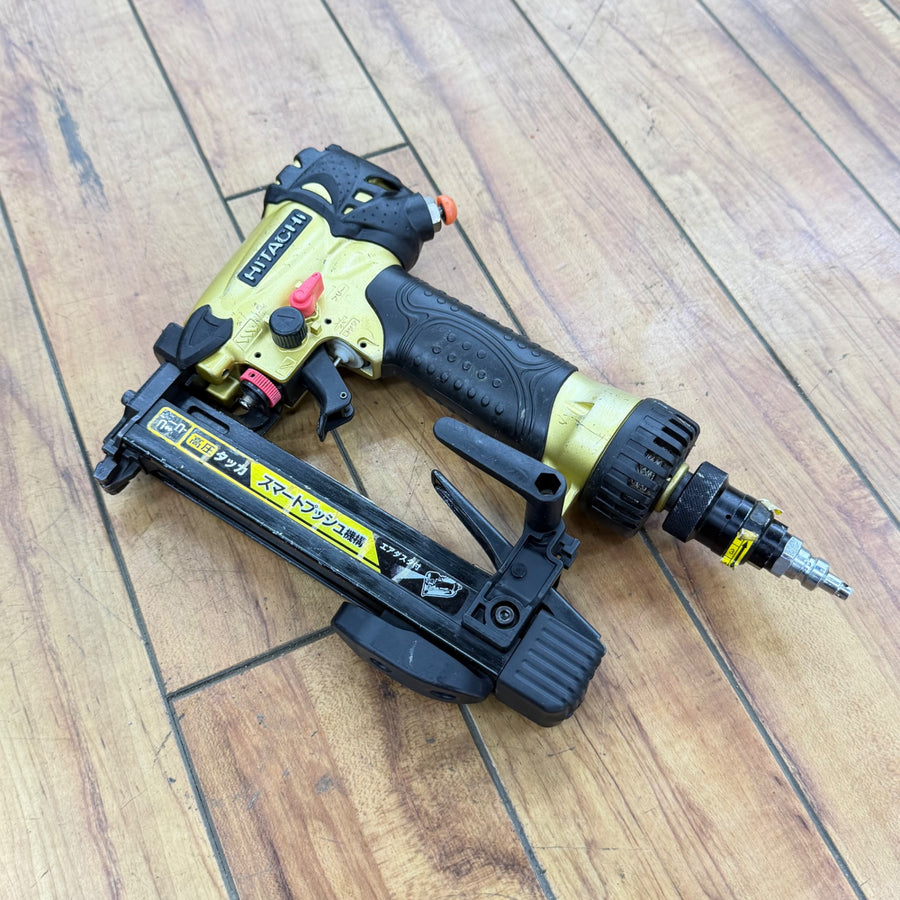 打ち込み動作良好 4mm 高圧エアタッカ N2504HMB 【リライズ蓮田店】
