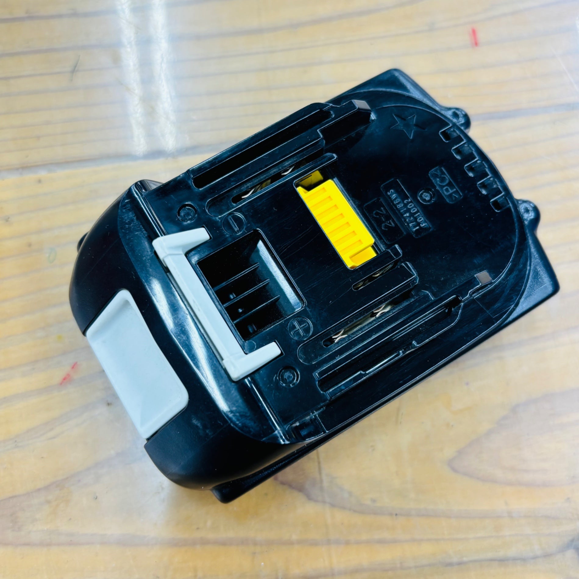 【コンパクト便】純正品 18Vリチウムイオンバッテリー 薄型 2.0Ah BL1820B 【中古】蓮田店】