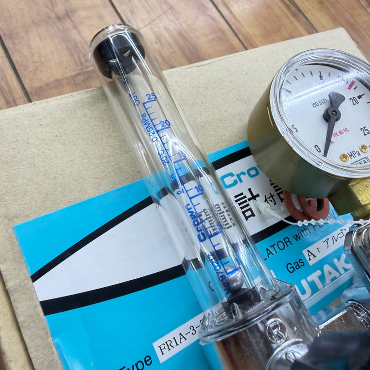 美品 流量計付無変動型圧力調整器 アルゴン用 FR1A-3-5A25-2RFH85-F25 【リライズ蓮田店】