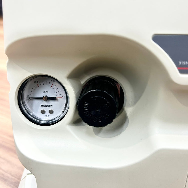 美品 Vベルト新品交換済み マキタ (makita) エアコンプレッサー AC700 常圧専用 5L  【船橋馬込店】