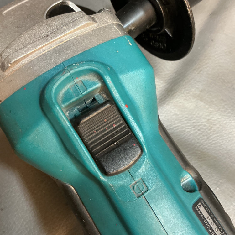 【中古】マキタ(makita) 18V充電式ディスクグラインダ  GA402DZ  【越谷店】