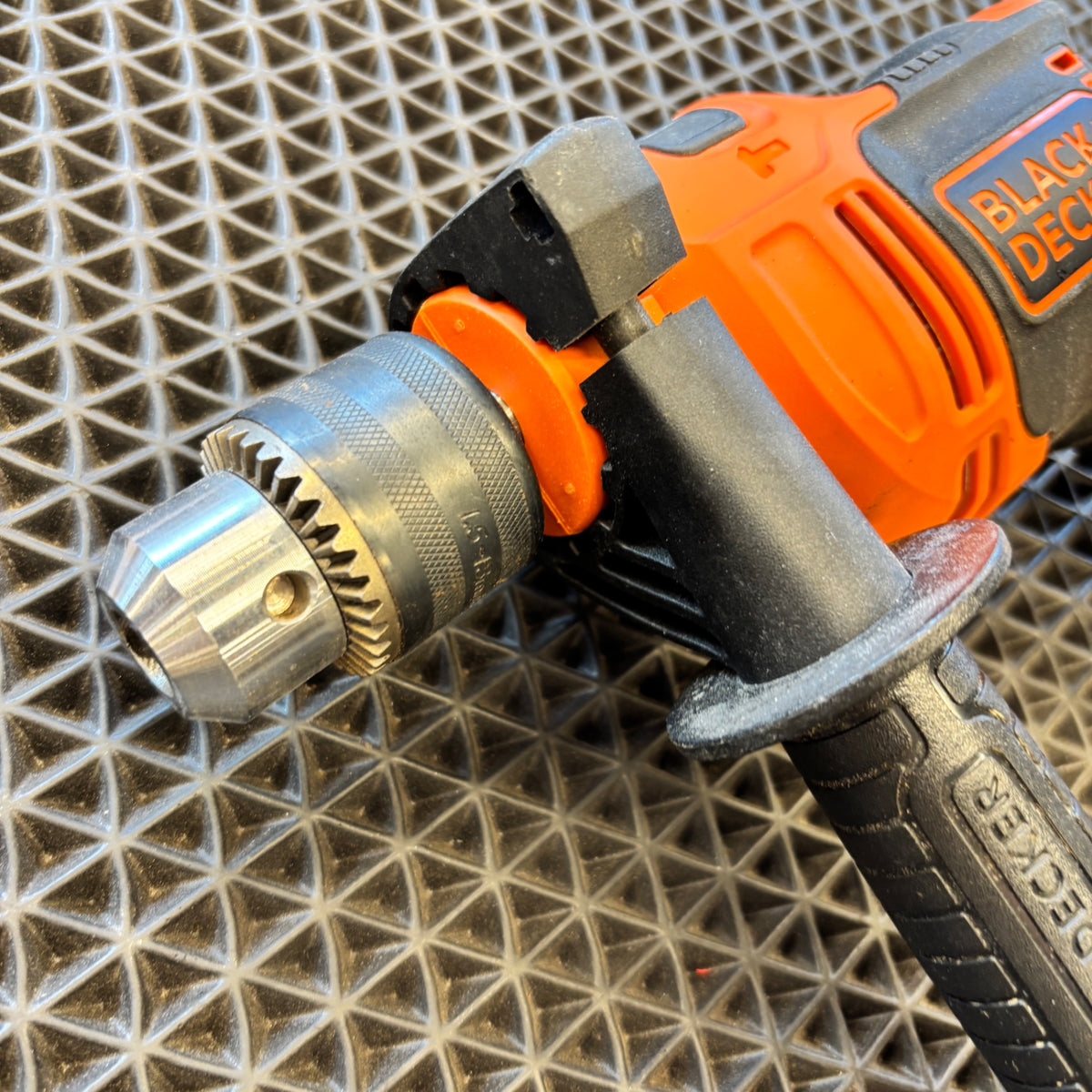 BLACK+DECKER(ブラックアンドデッカー):550W 13mm 振動ドリル BLACK&DECKER コンパクト 軽量 サイドハンドル DIY 日曜大工 BEH550-JP 【越谷店】
