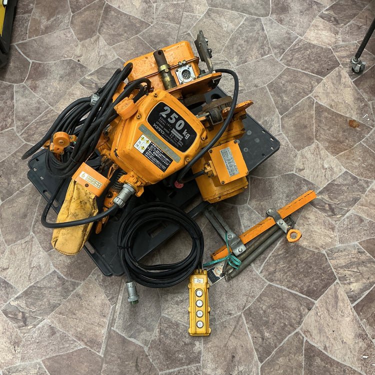 【中古・店頭引き取り限定】 キトー KITO 電動チェーンホイスト 三相200V 250kg  ES3B-207 電動トロリ MS3F-153 セット品 【越谷店】