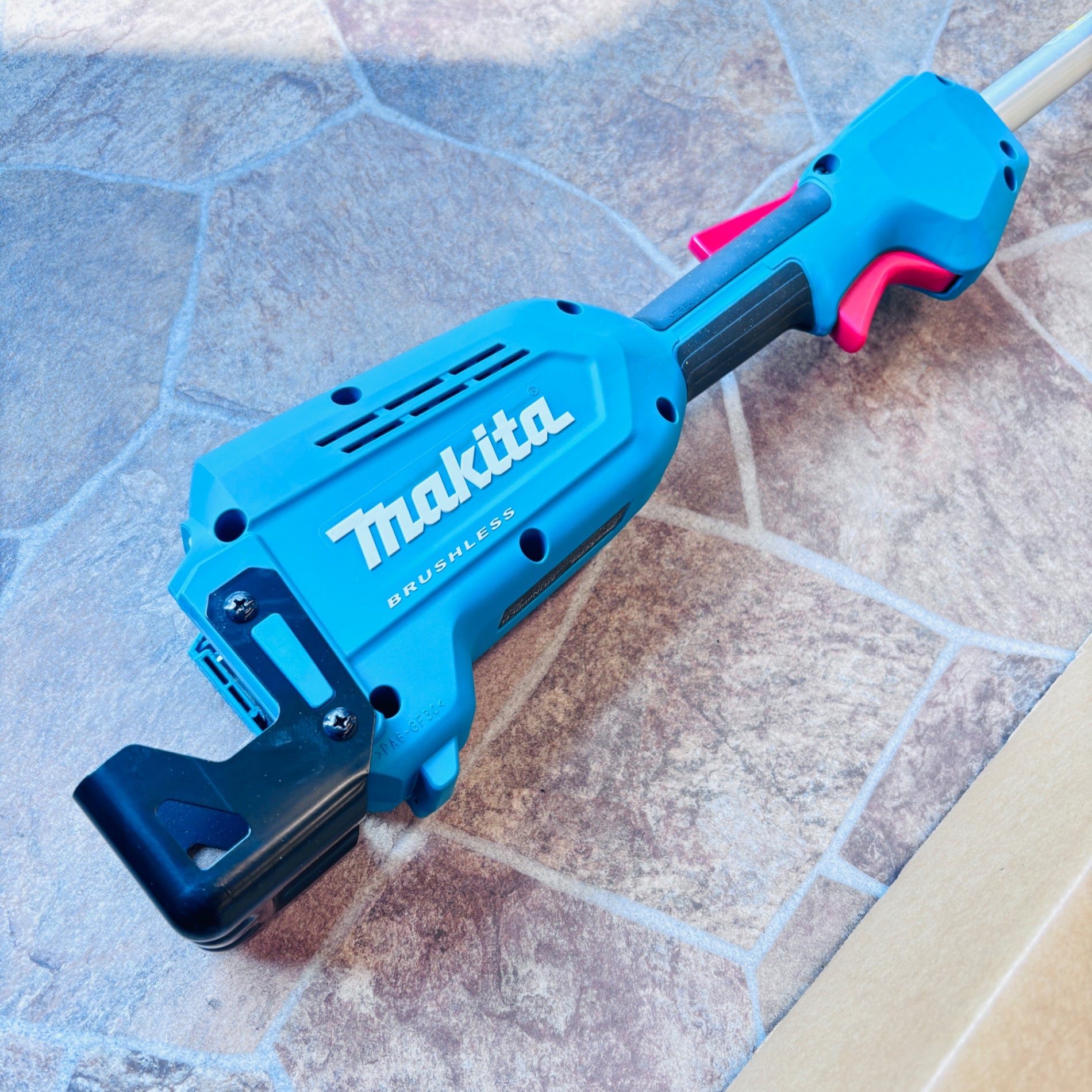マキタ ポールヘッジトリマ 充電式18V 全長2m・刈込幅600mm バッテリ充電器別売 MUN600LDZ 【越谷店】