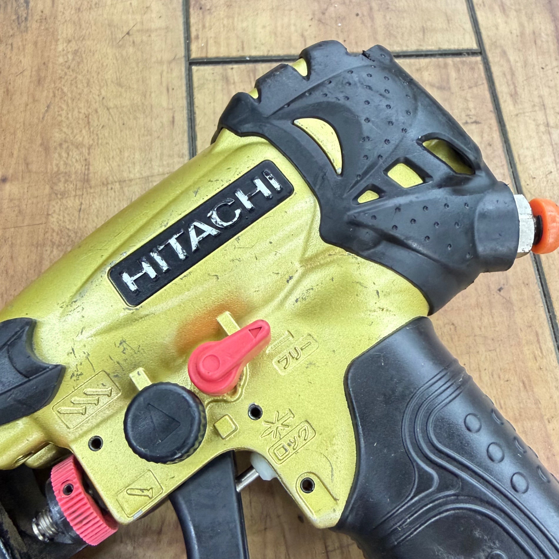 打ち込み動作良好 4mm 高圧エアタッカ N2504HMB 【リライズ蓮田店】