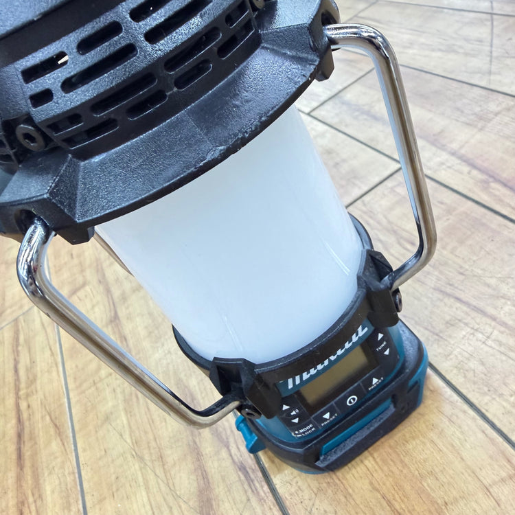 程度良好 マキタ(makita) 14.4V/18V コードレスランタン付きラジオ MR054 【リライズ蓮田店】