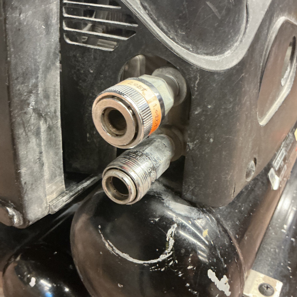 【ジャンク品】マックス/MAX エアコンプレッサー AK-HH1270E3(27L)  【越谷店】