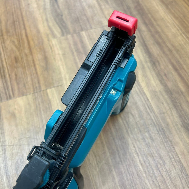 ◆マキタ(makita) コードレスタッカー ST121DZK 【船橋馬込店】