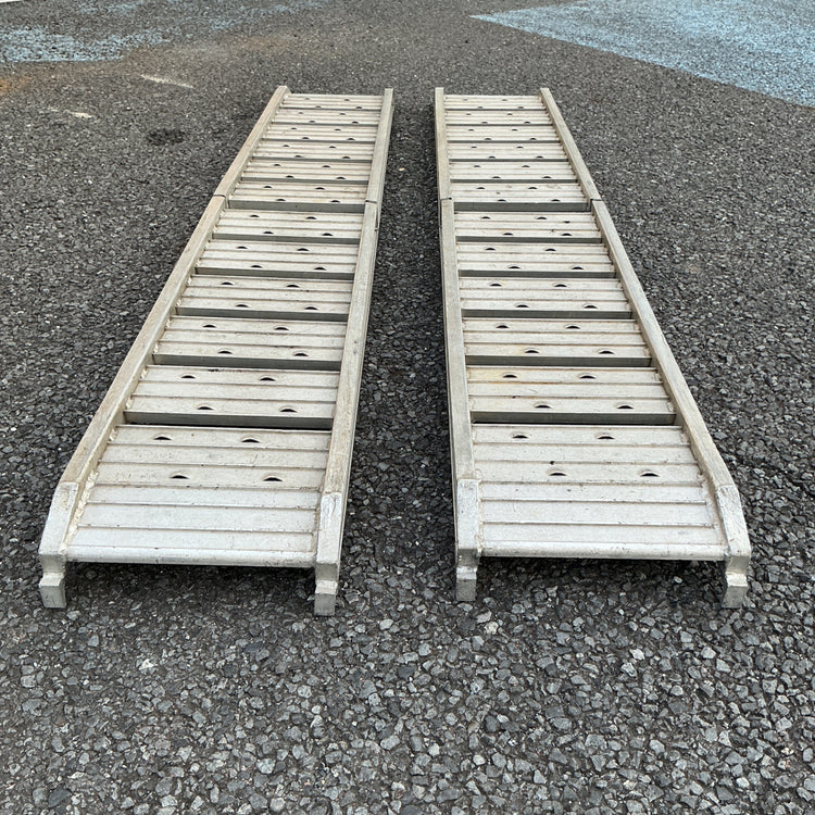 【中古】 メーカー不明 折り畳みアルミラダー 1.8m x 30cm幅 耐荷重200kg 2本セット アルミブリッジ 農機具 バイク向け 【越谷店】