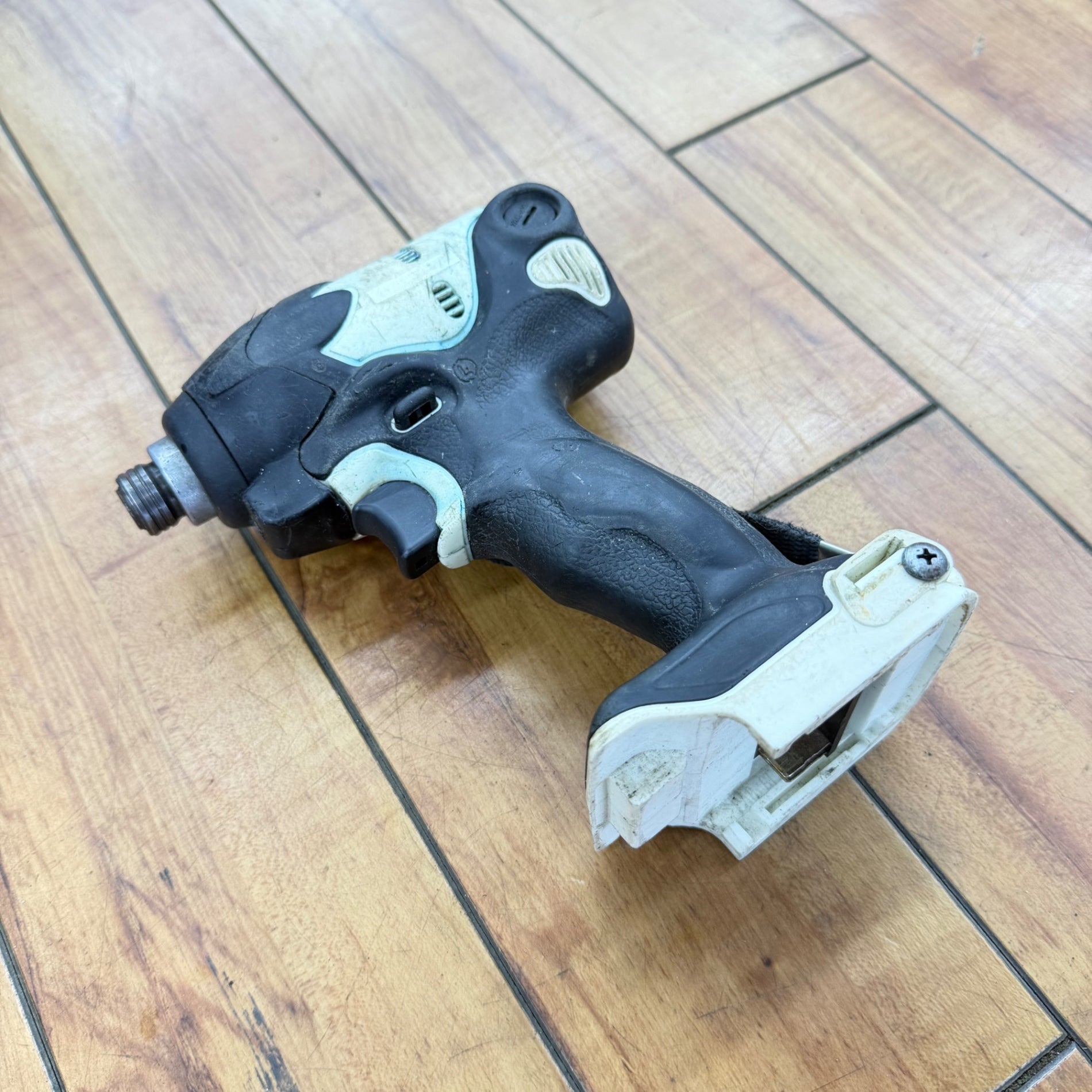 動作良好 14V コードレスインパクトドライバー WH14DSL2(2LSCK)(S) ホワイト 【リライズ蓮田店】