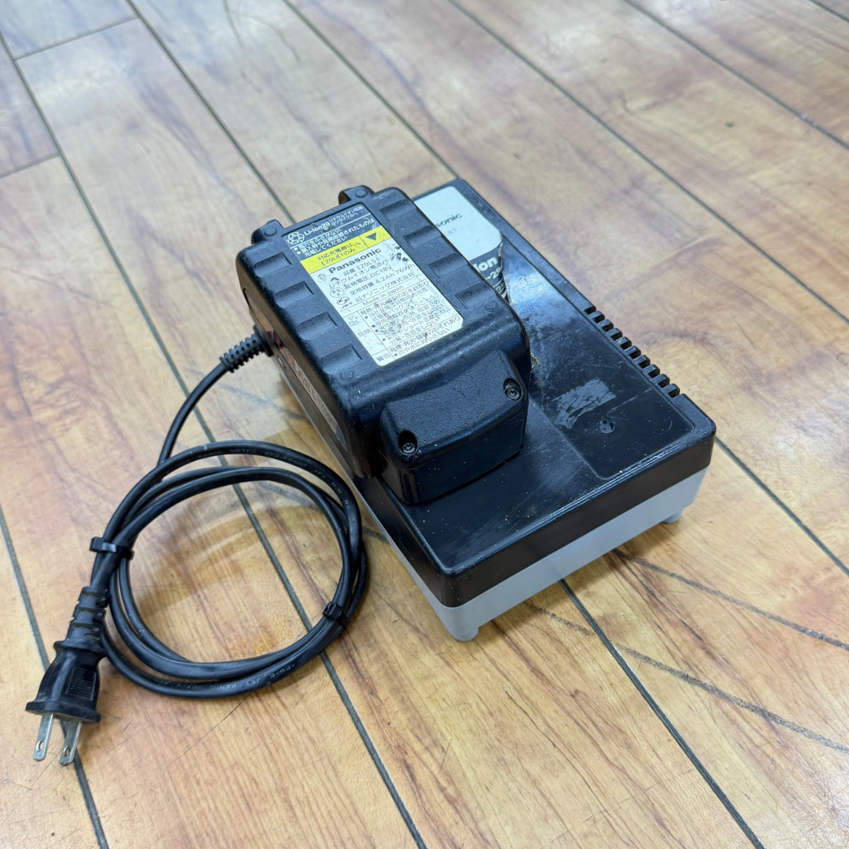 使用充電確認済み リチウムイオンバッテリー (18V/4.2Ah) EZ9L51充電器(10.8V-28V)EZ0L81   【リライズ蓮田店】