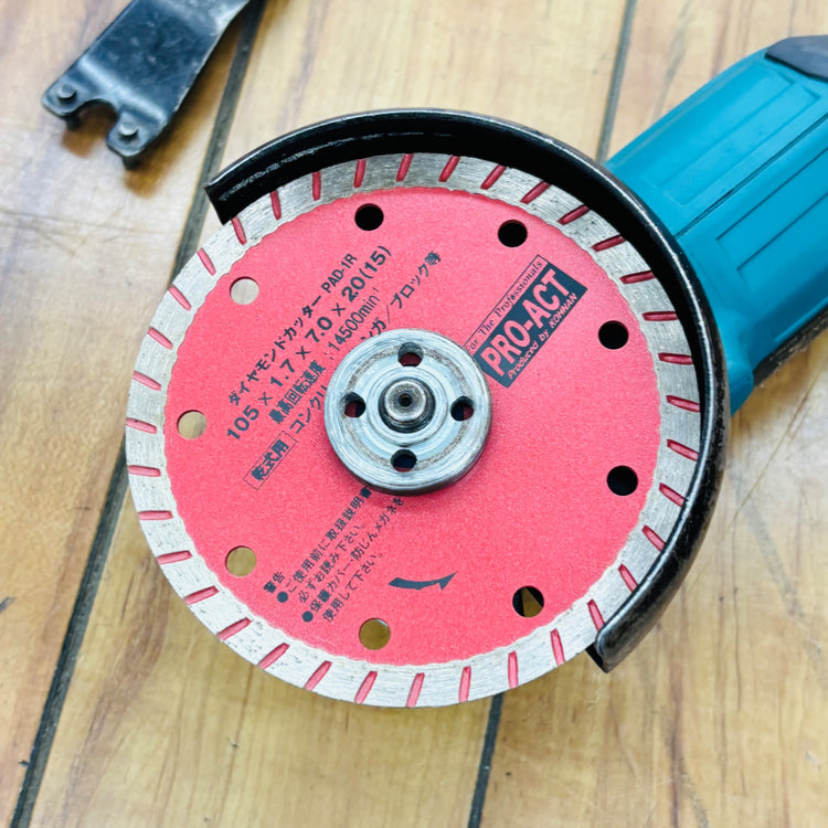 18V 100mm 充電式ディスクグラインダー GA404DN 【リライズ蓮田店】