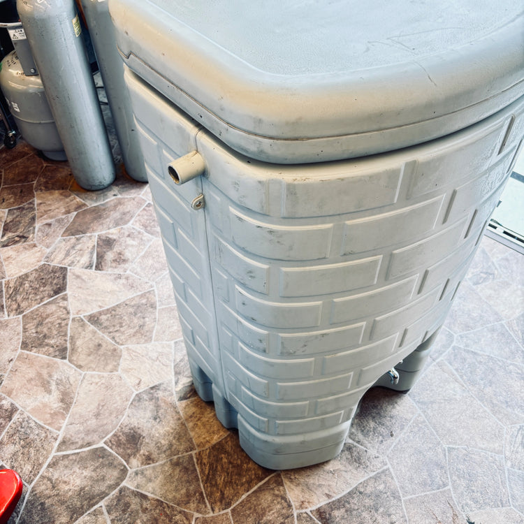 ※店頭引取限定　タキロン 雨水タンク 雨水貯留タンク　雨音くん架台付き２００L 【越谷店】