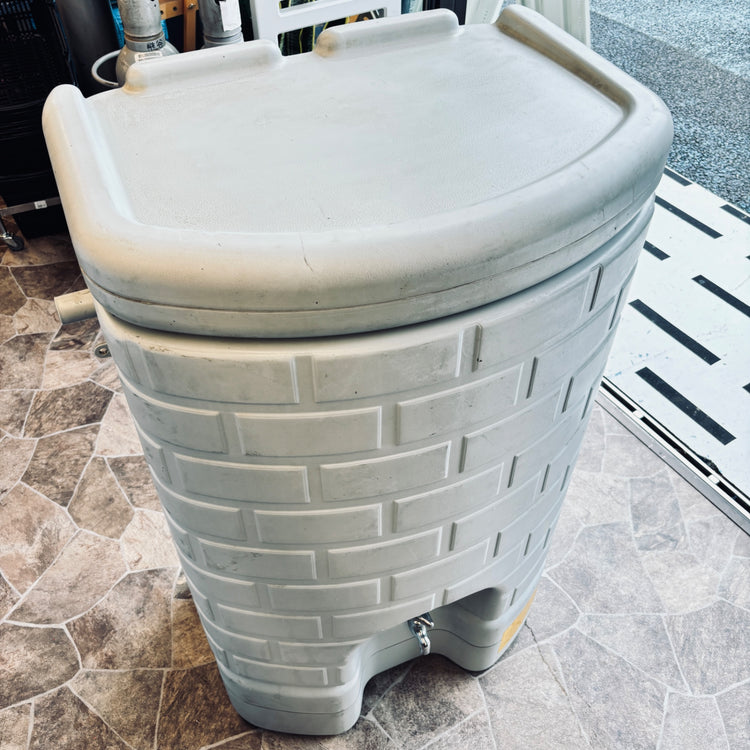 ※店頭引取限定　タキロン 雨水タンク 雨水貯留タンク　雨音くん架台付き２００L 【越谷店】