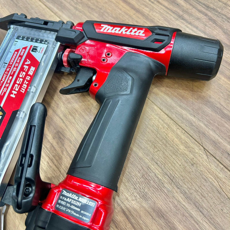 極美品 マキタ (makita) 高圧 フィニッシュネイラ AF552H 高圧仕上釘打 赤 【船橋馬込店】