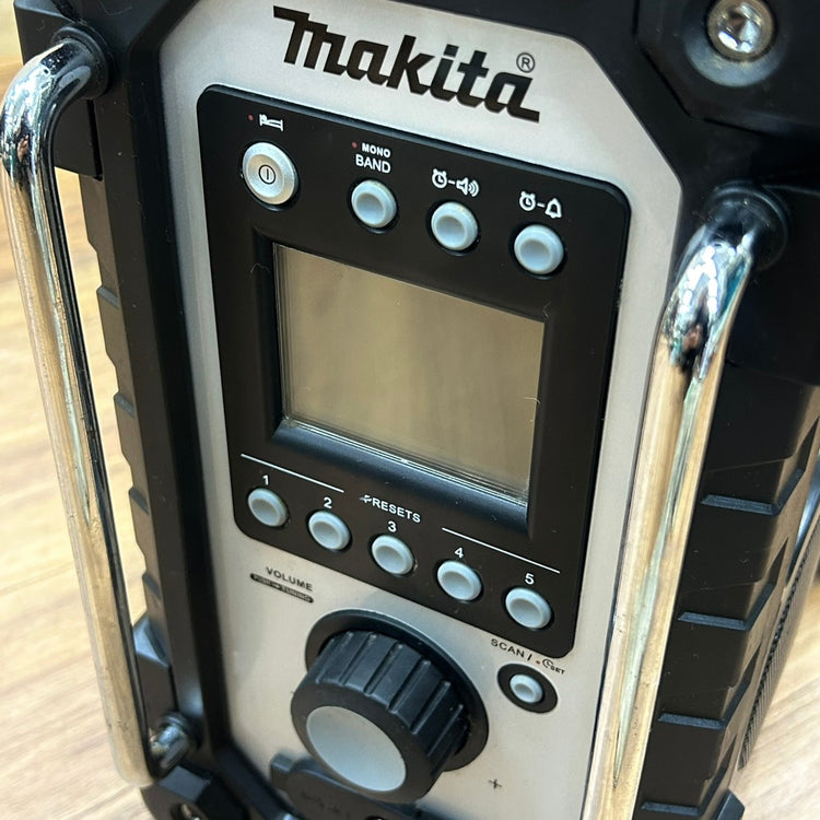 美品 アダプター付き マキタ (makita) 7.2V～18V コードレスラジオ MR102 【船橋馬込店】