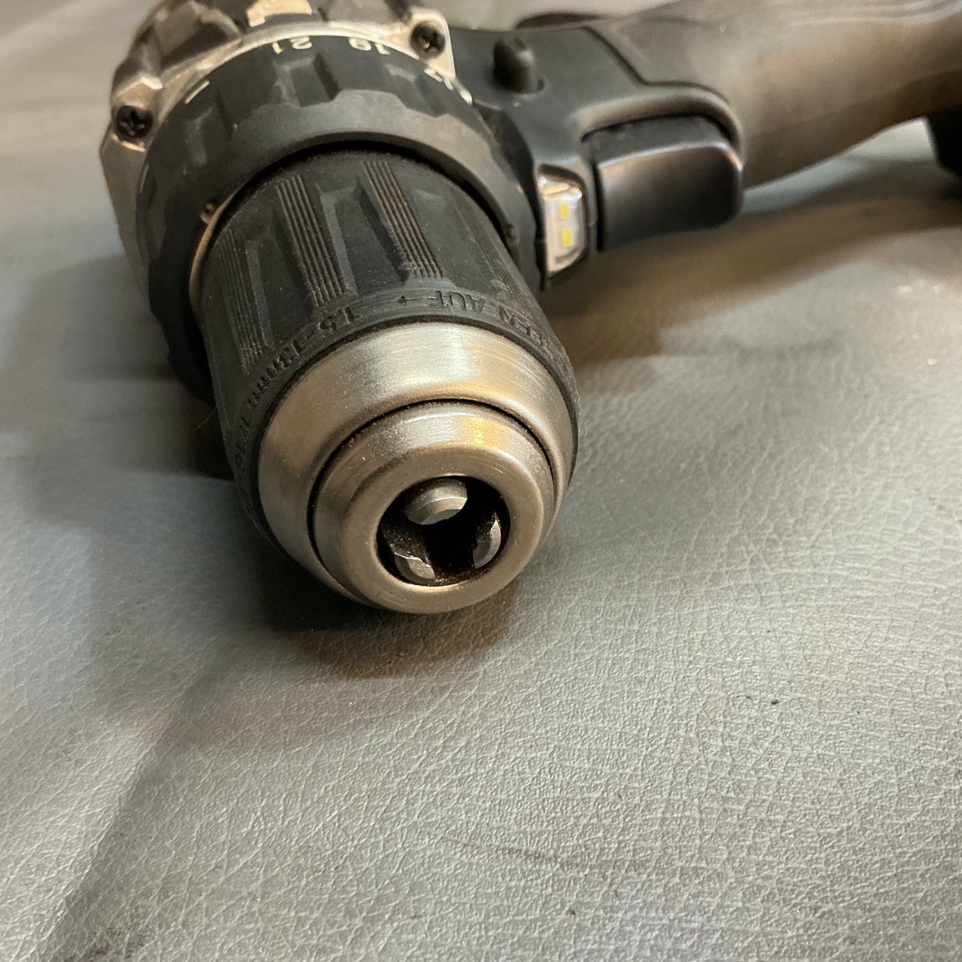 【中古】マキタ(makita) 18V充電式ドライバドリル DF484DZB 本体のみ 黒  【越谷店】