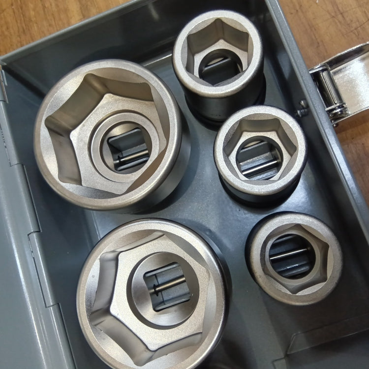 【美品中古】 トネ(TONE) インパクト用ソケットセット(メタルトレーケース仕様) NV6102 差込角19.0mm シルバー 内容12点 【船橋馬込店】