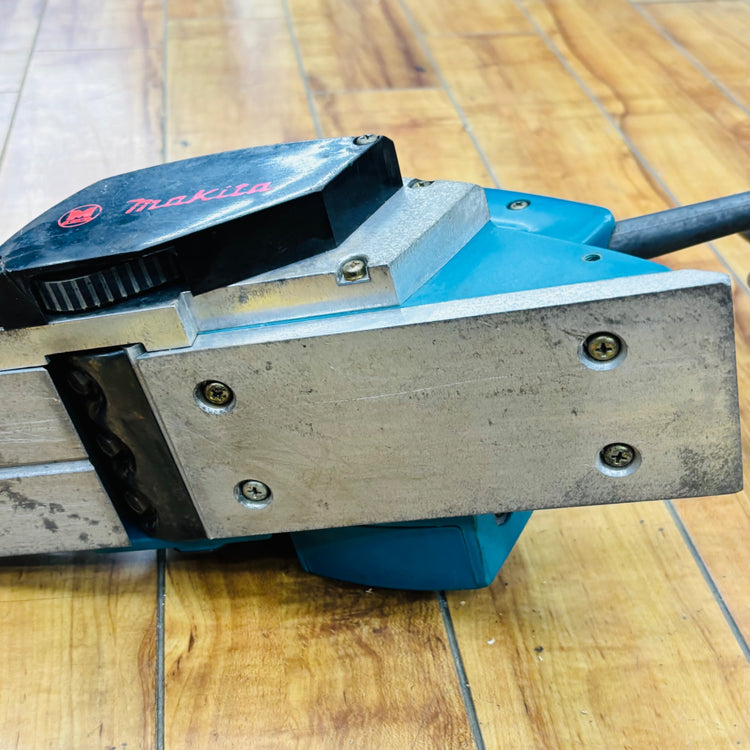 動作確認済み マキタ(makita) 82mm 電動カンナ 1900B 研磨式【中古】 【蓮田店】