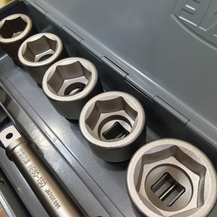 【美品中古】 トネ(TONE) インパクト用ソケットセット(メタルトレーケース仕様) NV6102 差込角19.0mm シルバー 内容12点 【船橋馬込店】