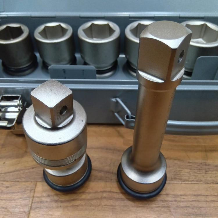 【美品中古】 トネ(TONE) インパクト用ソケットセット(メタルトレーケース仕様) NV6102 差込角19.0mm シルバー 内容12点 【船橋馬込店】