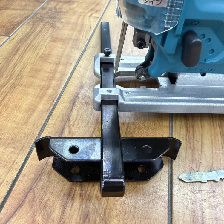 極美品 10.8V 充電式ジグソー JV100DZ Bタイプ 定規 makitaブレード付属【リライズ蓮田店】