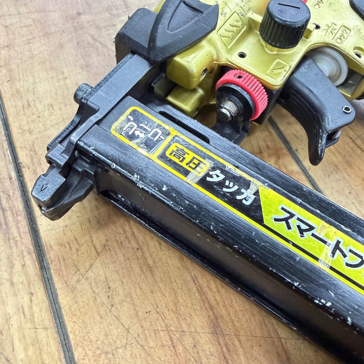 打ち込み動作良好 4mm 高圧エアタッカ N2504HMB 【リライズ蓮田店】
